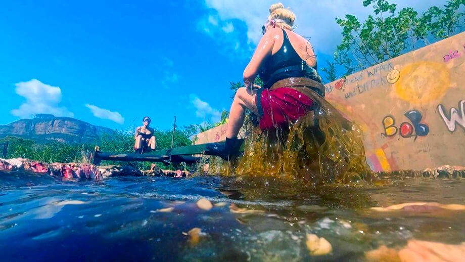 Elena und Sarah wippen sich durch die Ekelbrühe